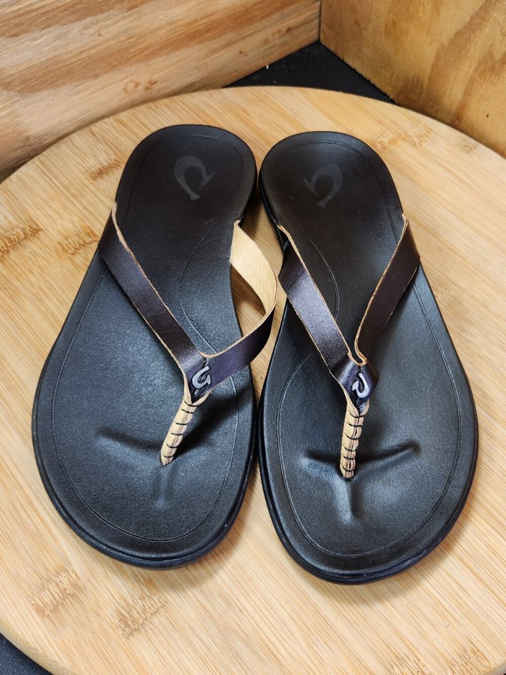 OluKai Ho'opio Womens Black Leather Thong Sandals Size 6 - Picture 3 of 9
